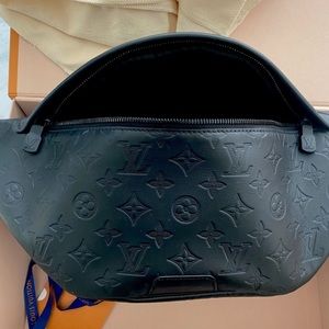 SOLD Louis Vuitton Discovery Bumbag